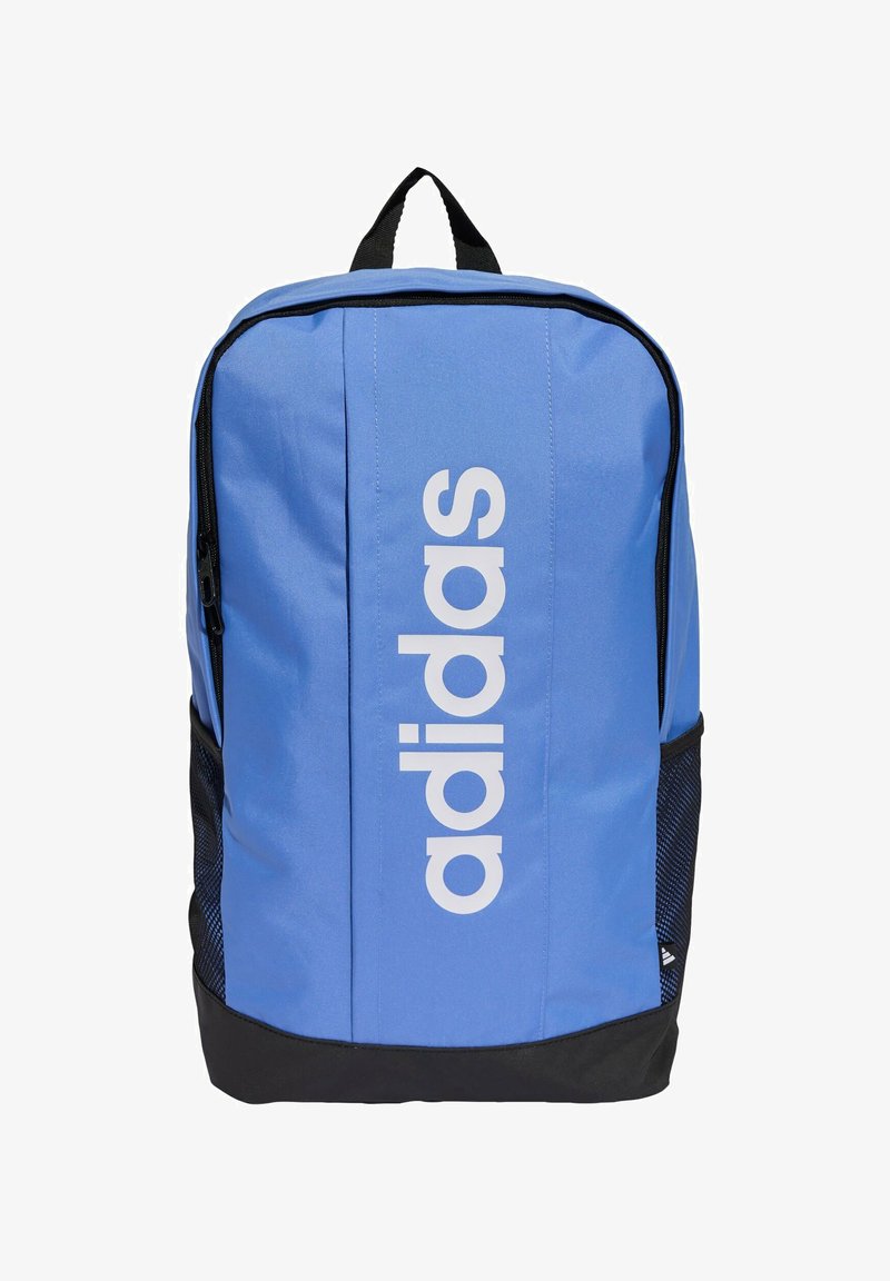 Mochila azul con gran logo blanco de "adidas", fabricada en un tejido duradero, con bolsillos laterales de malla negra y una base negra. Incluye correas ajustables.