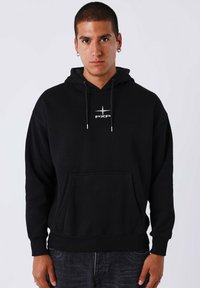 Felpa nera con capuccio realizzata in tessuto misto cotone, con tasca frontale, cappuccio regolabile e un logo argento sul petto.