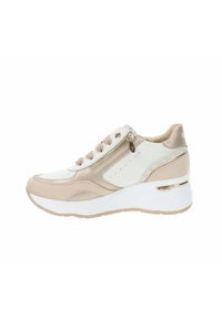 Baskets de sport beige et blanches avec une surface texturée, un design à lacets, une fermeture éclair sur le côté et une semelle compensée blanche avec un accent doré.