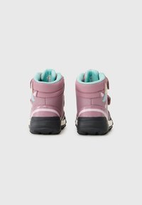 Botas altas en rosa y azul con correas de velcro, suelas de goma y un acabado texturizado. Presentan un pequeño diseño decorativo en el costado.