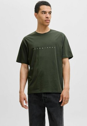 Mørkegrøn bomulds t-shirt med afslappet pasform, rund halsudskæring og hvidt trykt "JACK & JONES" logo på brystet.