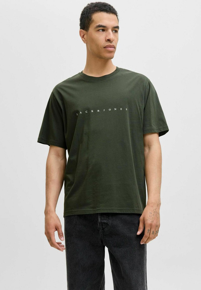 Tume roheline puuvillane T-särk, millel on lõdvestatud lõige, ümmargune kaelus ja valge trükitud "JACK & JONES" logo rinna peal.