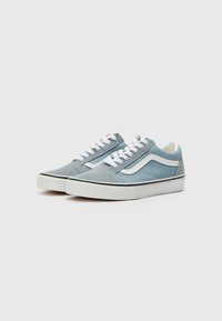 Hellblaue Sneakers aus Wildleder und Canvas mit weißen Schnürsenkeln, einem weißen Streifendesign und einem strukturierten grauen Fersenpanel.