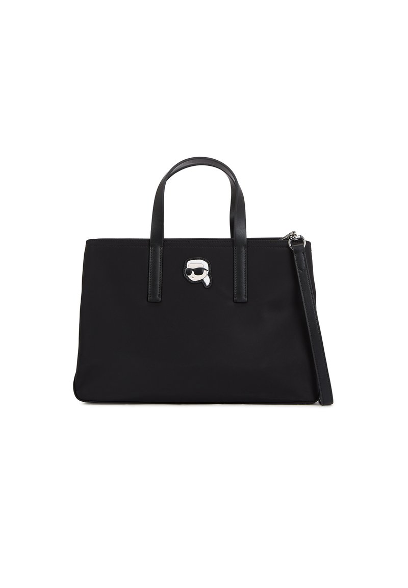 Borsa tote nera in nylon con due manici superiori, chiusura a zip e un accento argentato che presenta il volto di un personaggio con occhiali da sole. Texture liscia.