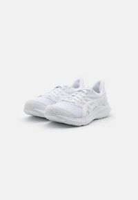 Scarpe sportive bianche realizzate in rete e materiale sintetico, con una suola texture, lacci piatti e accenti di design a strati.