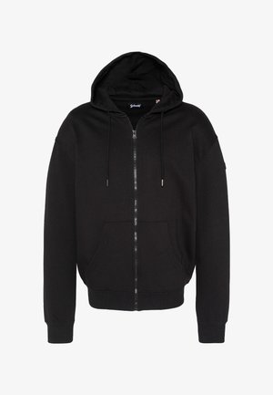 Sudadera con capucha negra y cremallera, confeccionada en tejido suave, con capucha ajustable mediante cordones, bolsillos delanteros y puños y dobladillo acanalados. Diseño sencillo y funcional.