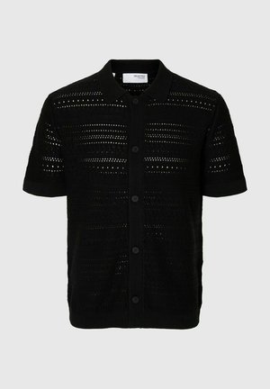 Schwarzes kurzärmliges Strickhemd mit Knopfleiste, das ein strukturiertes Muster mit offenen Streifen und einem klassischen Kragen aufweist.