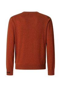 Suéter naranja de manga larga, cuello redondo, tejido texturizado, puños y dobladillo acanalados, con un pequeño logo en la manga.
