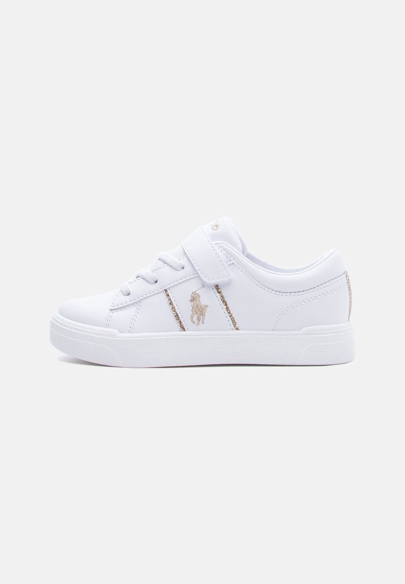 Zapatilla blanca de corte bajo con cierre de cordones y tira de velcro, con un logo de caballo bordado en beige y franjas doradas con brillantina en el lateral.
