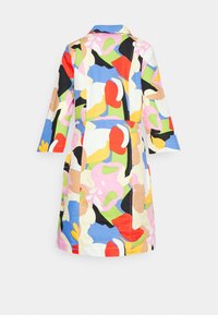Trench de colores y patrones que presenta una mezcla de formas en azul, rosa, negro, rojo y amarillo; mangas 3/4 y un diseño de cuello.