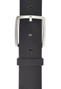 Czarny skórzany pasek z metalową klamrą w kolorze srebrnym. Posiada wiele otworów do regulacji i gładką teksturę. Prosty design bez wzorów.