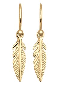 Ohrringe in Form von Blattgold zeigen detaillierte Federdesigns mit glänzender Oberfläche und kreisförmigen Akzenten an der Oberseite, die an Hoop-Verschlüssen hängen.