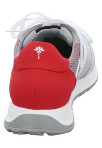Zapato deportivo gris y rojo con parte superior de malla texturizada, contrafuerte rojo, detalle de logo blanco y suela acolchada blanca.