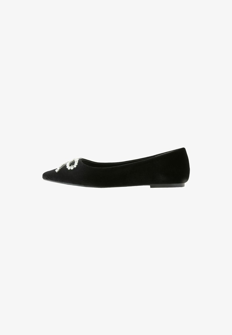 Mustad sametist madala kontsaga jalanõud, millel on terav nina, lillede kaunistused ja sile tekstuur. Elegantne disain ja detailid.