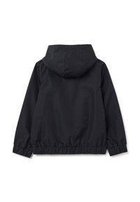 Schwarze Kapuzenjacke mit elastischen Bündchen und Saum, glatte Textur, schlichtes Design und keine sichtbaren Verschlüsse oder Verzierungen.