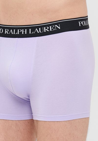Μωβ βαμβακερά μποξεράκια με μαύρη ζώνη που φέρει λευκή επωνυμία "POLO RALPH LAUREN". Το ύφασμα έχει απαλή υφή και εφαρμογή που εφάπτεται.