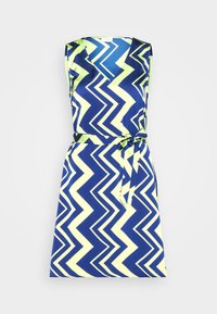 Bezrukávové šaty v námořnické modři s žlutým cik-cak vzorem; mají výstřih do V, opasek v pase a měkkou, hladkou texturu látky.