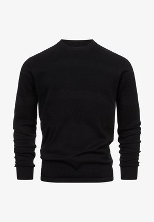 Maglione nero lavorato a maglia con un design testurizzato caratterizzato da pattern a coste orizzontali e intrecciati, scollo rotondo e maniche lunghe.