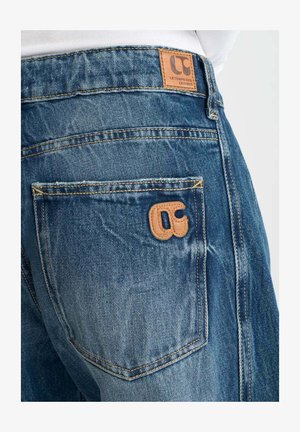 Blauwe spijkerbroek van denim met een gestructureerde afwerking, voorzien van een leren vlag met logo, zichtbare stiksels en een ontwerp van de achterzak.