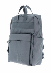 Sac à dos en tissu gris avec un motif texturé, comportant une poche zippée à l'avant, des poignées doubles en haut et des bretelles ajustables.