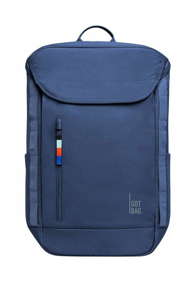 Sac à dos bleu marine en tissu texturé, doté d'une fermeture à rabat, d'une poche zippée à l'avant avec des accents de couleur et de poches latérales.