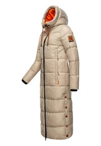 Beige lange pufferjas met een oranje fleece-voering in de capuchon, zwarte manchetten, twee zijzakken en een voorrits met oranje accenten en knopen.