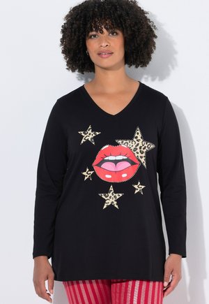 Zwart langemouw v-hals shirt met een rode lip graphic en luipaardprint sterren. Gemaakt van zachte stof met een losse pasvorm.