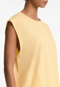 OYSHO SLEEVELESS SEAMLESS - Jednoduché tričko - yellow