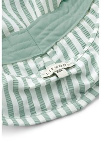 Világoszöld csíkos anyag steppelt gallérral. Márkajelzést és méretet tartalmazó címkével, finom textúrával és gépi varrás részletekkel.