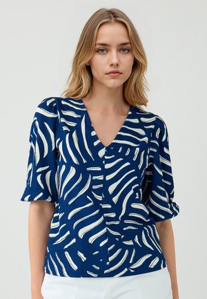 Blusa blu con motivi a onde bianchi, scollatura a V, maniche corte a sbuffo, tessuto testurizzato e vestibilità comoda.