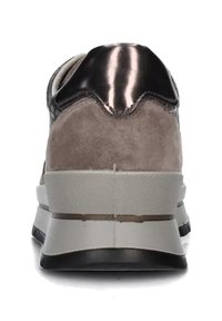 Sneaker in suede grigio con accenti metallici, retro testurizzato e suola bianca spessa con battistrada in gomma nera.