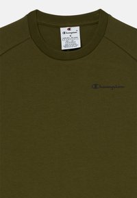 Olivgrön sweatshirt med ribbat rundhals. Har en liten marinblå "Champion"-logotyp på bröstet. Tillverkad av mjukt material.