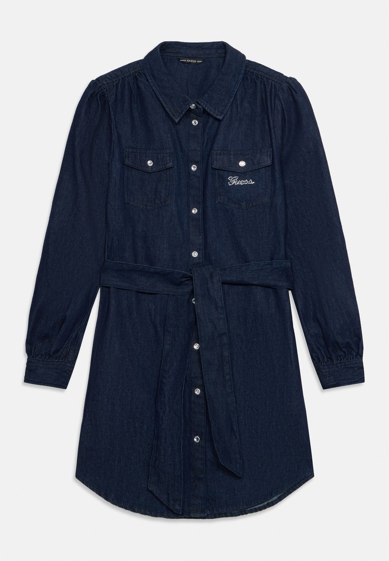 Vestido de camisa de ganga em azul escuro com frente de botões, dois bolsos no peito e cinto. Apresenta mangas bufantes e detalhe de logótipo bordado.