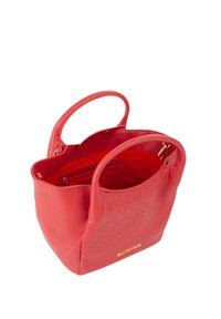 Borsa tote in pelle rossa con superficie leggermente testurizzata, due manici e un compartimento con cerniera. Presenta un logo dorato su un lato.