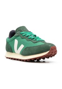 Ténis verdes com um upper em malha e camurça, apresentando um logo V branco, atacadores verdes e uma sola de borracha com padrões de tração pronunciados.