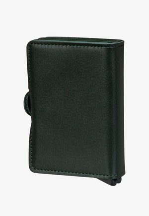 Portafoglio compatto in pelle verde scuro con cuciture visibili e design pieghevole, mostrato chiuso su uno sfondo bianco.