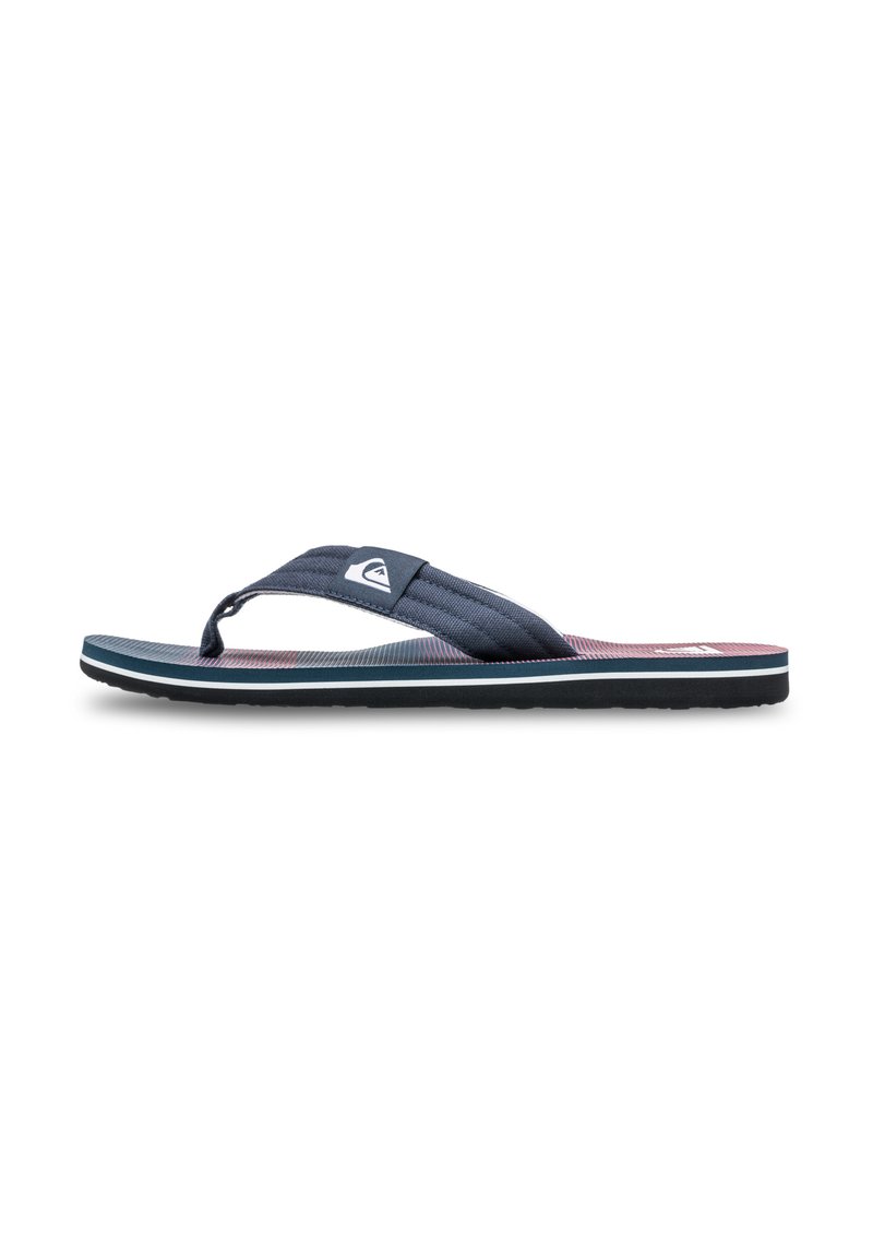 Mørkeblå flip-flop med polstret stropp, teksturert såle og hvit logo på oversiden. Yttersåle med en kontrasterende svart gummifinish.