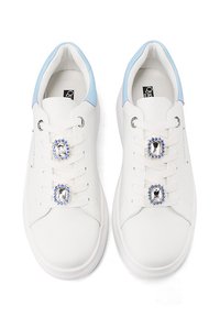 Sneakers bianchi in pelle con accenti blu chiaro, dotati di tre decorazioni in strass sui lacci e lacci bianchi piatti.