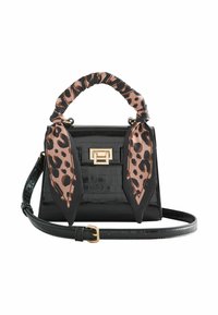 Sac à main en simili cuir crocodile noir avec un design structuré, accent d'une écharpe imprimée léopard sur la poignée et quincaillerie en ton or.
