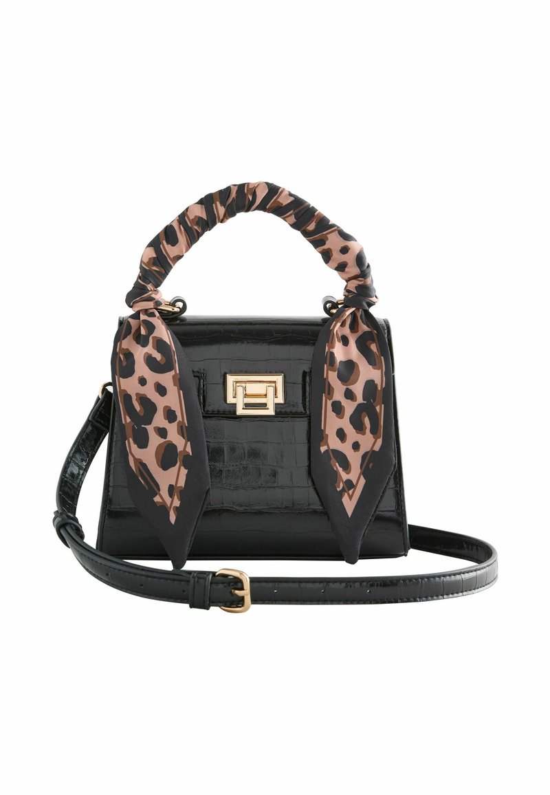 Sac à main en simili cuir crocodile noir avec un design structuré, accent d'une écharpe imprimée léopard sur la poignée et quincaillerie en ton or.
