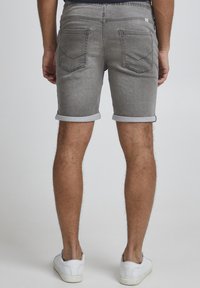 11 Project PRBARNE REGULAR FIT - Džinsa auduma šorti - denim grey