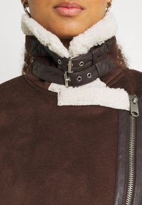 ONLY ONLDIANA BONDED AVIATOR JACKET  - Casaco de pele sintética - black coffee/white