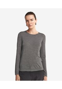 Grå langærmet sweater med rund halsudskæring og ribbet tekstur. Slim fit, blødt stof, og en kant der sidder lige under taljen.