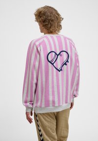 Rosa och grå randig hoodie med oversized passform. Har en hjärtformad design på baksidan. Tillverkad av mjukt material med ribbade ärmslut och nederkant.