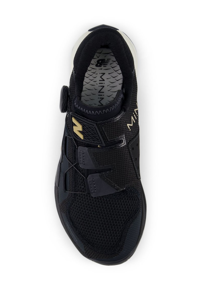 Zapatilla deportiva negra con parte superior de malla, suela de goma y un logo pronunciado. Cuenta con un sistema de ajuste seguro y acentos texturizados.