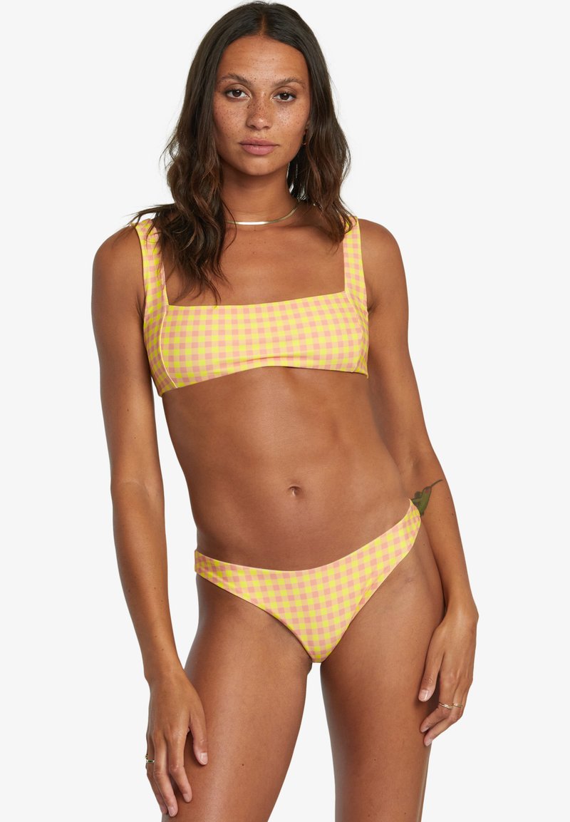Set bikini giallo e rosa a quadri composto da un top con scollo quadrato e uno slip a vita bassa, realizzato in tessuto liscio e elastico.