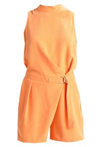 Combinaison orange sans manches avec col montant, short plissé et ceinture en tissu attachée avec boucle en D argentée.
