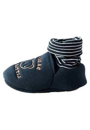 Stivaletti in tessuto blu navy con polsino a righe, caratterizzati da un design di un orso e testo ricamato che dice "little". Materiale morbido e caldo con suola flessibile.