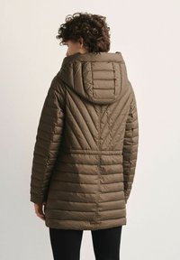 Brązowa pikowana kurtka puchowa z kapturem, z pionowymi i skośnymi szwami, z talią ściąganą i długimi rękawami.