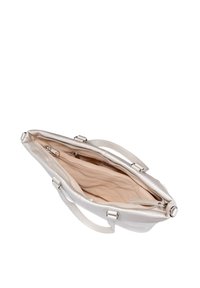 Sac à main en argent métallique avec poignées doubles, extérieur texturé, ouvert sur le dessus révélant un intérieur beige, et une poche zippée.